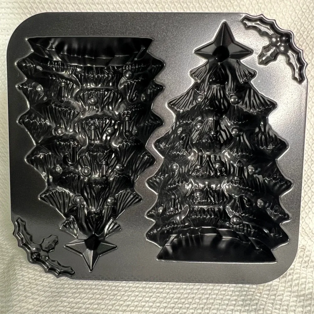 Nordic Ware Christmas Tree Cake Pan 3D Stand Up Cast Aluminum 9 Cup Holiday USA
